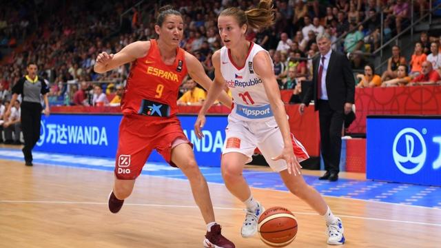 Katerina Elhotova intenta superar a Laia Palau.