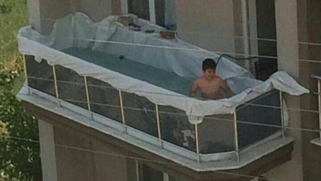 A grandes malos, grandes remedios, debieron de pensar los creadores de esta piscina improvisada.