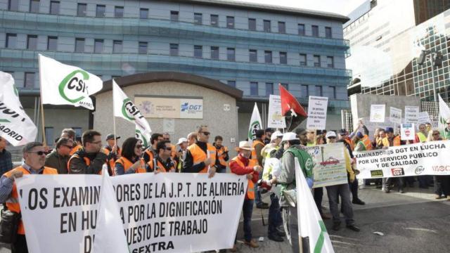Los examinadores del carné de conducir, en huelga. (EFE/Zipi)