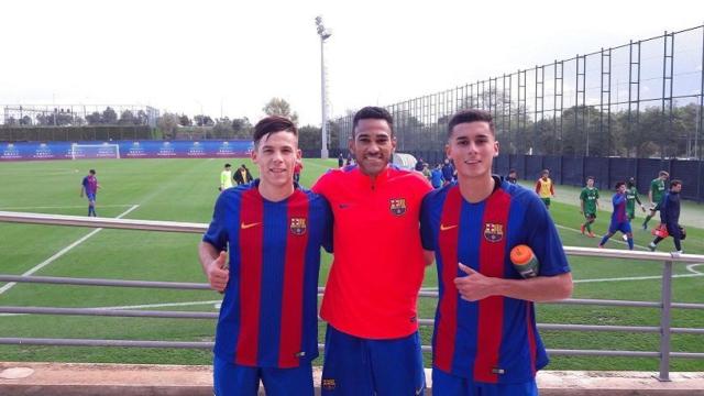 Mboula junto a dos compañeros. Foto: Twitter (@fcbmasia)