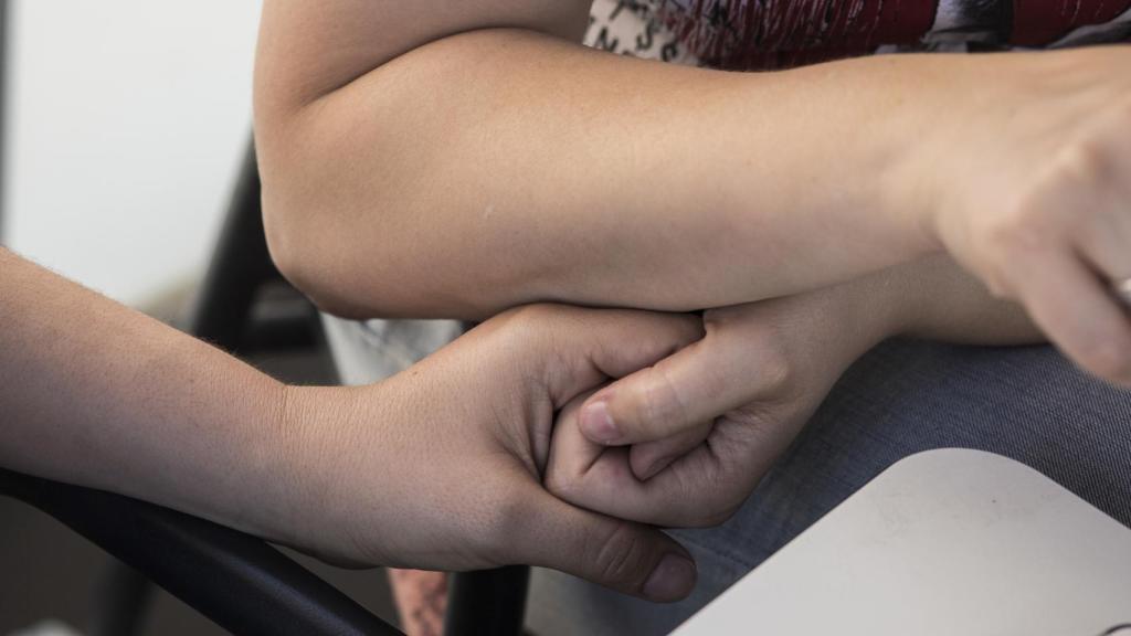 Las manos de Vanessa y Mari José.