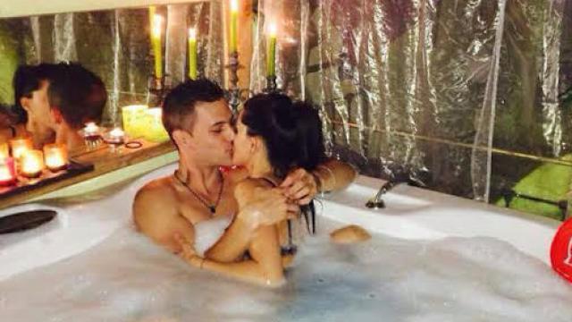 Samuel Benítez besándose con Andrea, su pareja, con la que va a tener un hijo.