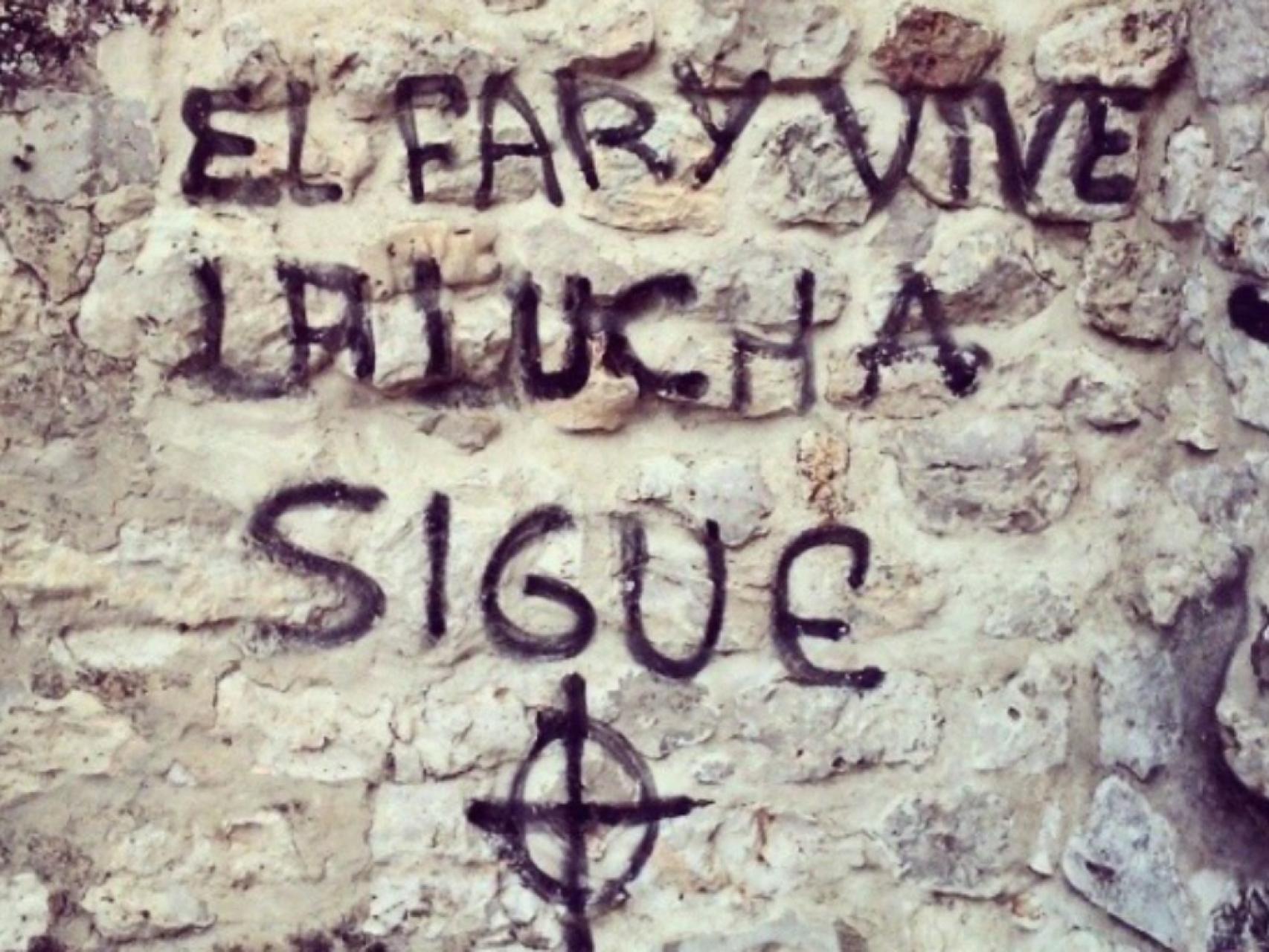 El Fary vive, la lucha sigue. Una de las pintadas recuperadas en Twitter