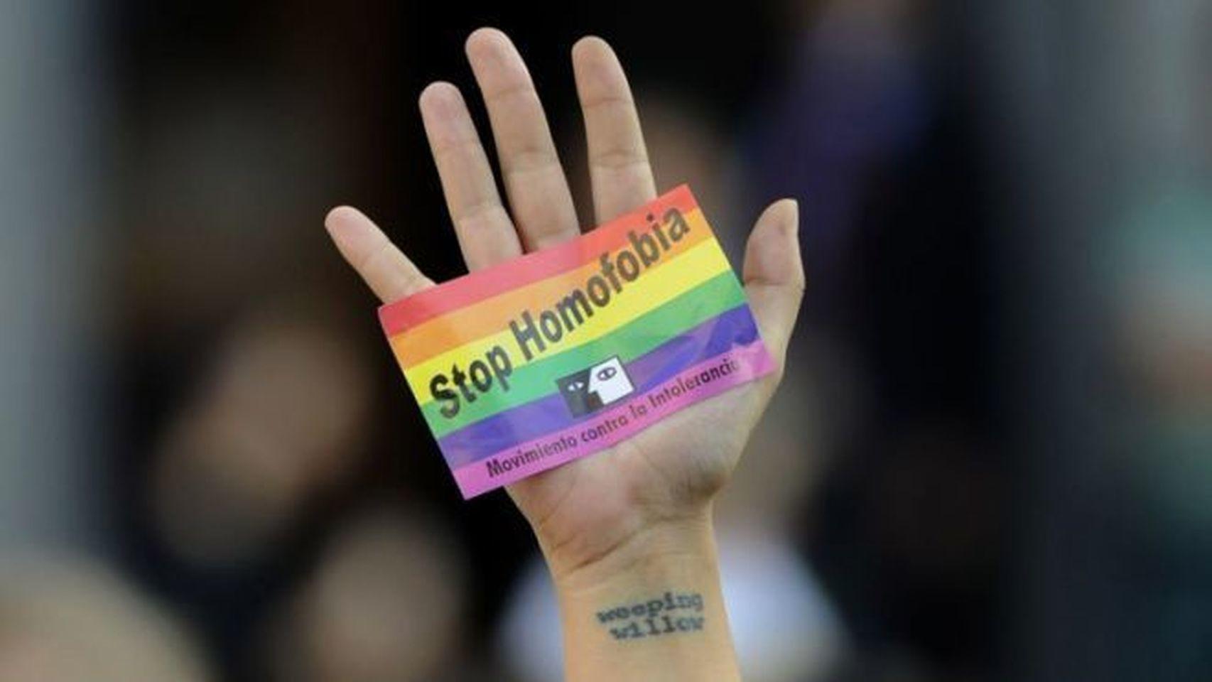 Un cartel de protesta contra la homofóbia.