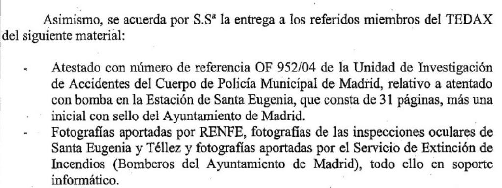 El juez Del Olmo entrega a los peritos de Policía y Guardia Civil, encargados de realizar el informe conjunto sobre las explosiones de los trenes, fotos realizadas por Policía Municipal, Renfe y Bomberos, fotos que luego fueron utilizadas en su informe pericial.