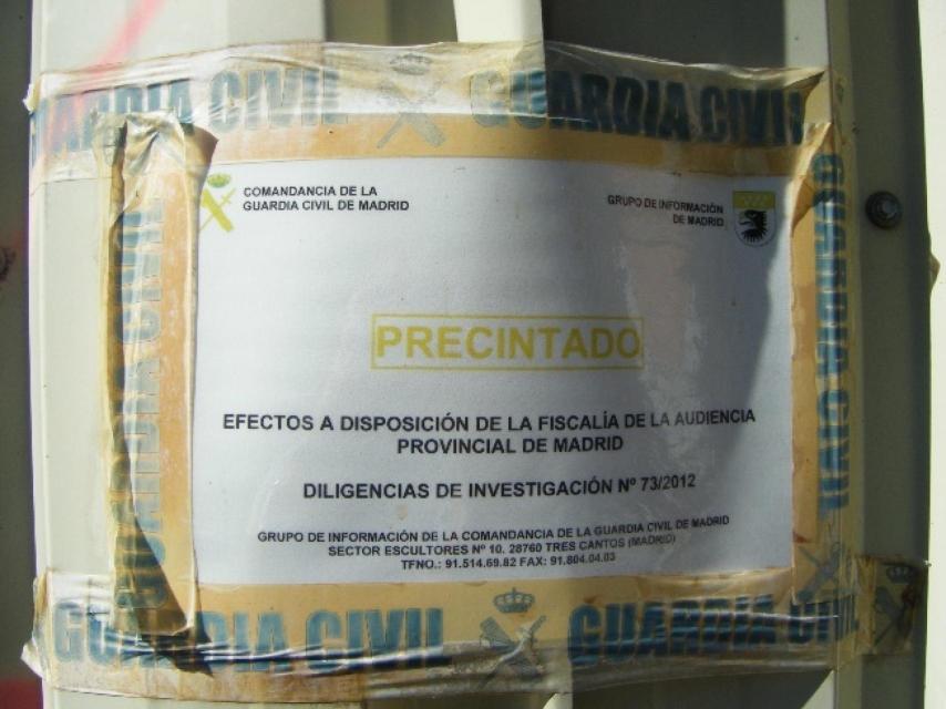 Uno de los precintos de la Guardia Civil colocados por orden del Fiscal General del Estado en el recinto que guardaba los restos del foco de explosión del tren de Santa Eugenia (foto del autor).