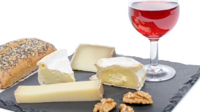 La combinación perfecta: vino y queso.