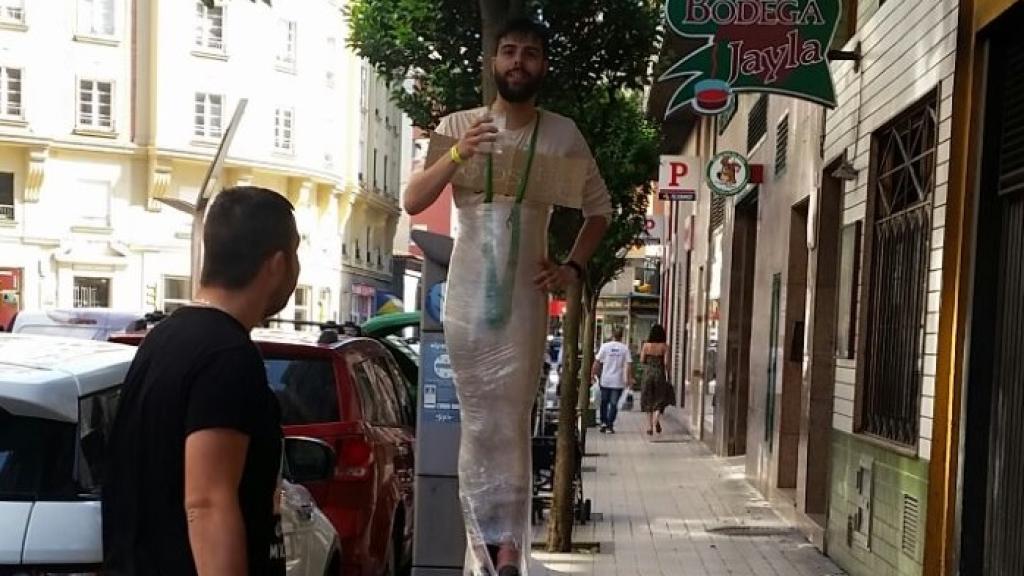 Un soltero plastificado colgado de un árbol: Gijón, capital de las despedidas más locas