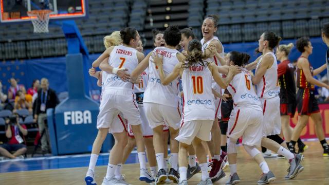 La piña de las jugadoras españolas tras pasar a la final.