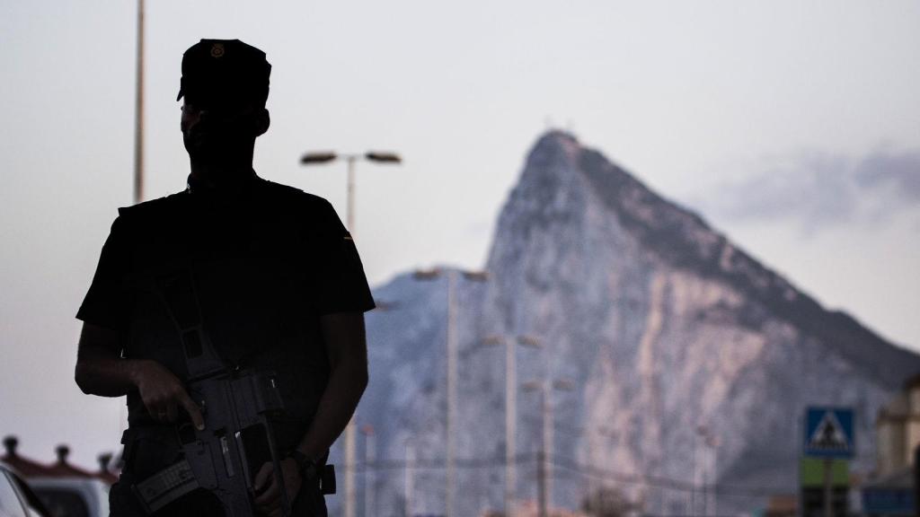 Un agente de la Policía Nacional, patrulla armado con un fusil, junto al paso fronterizo de Gibraltar.