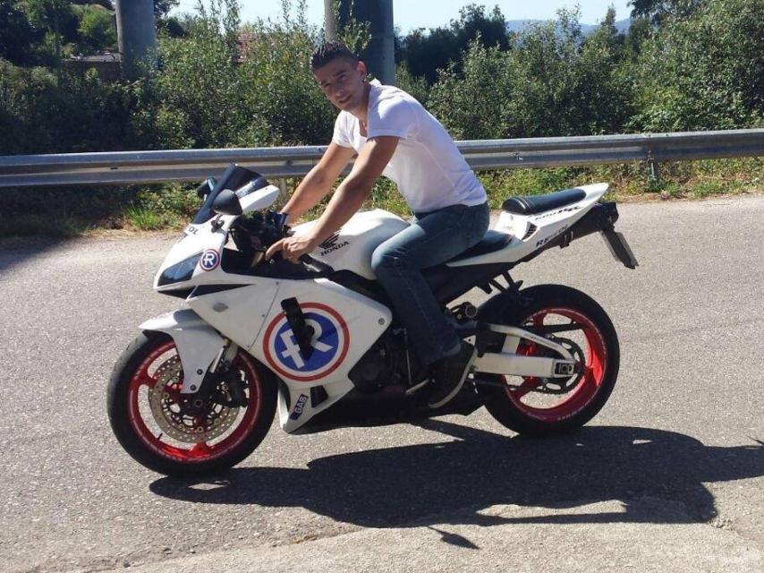 Daniel Beltrán era amante de las motos. Lo mataron de un disparo a los 25 años en la playa de Arealonga.