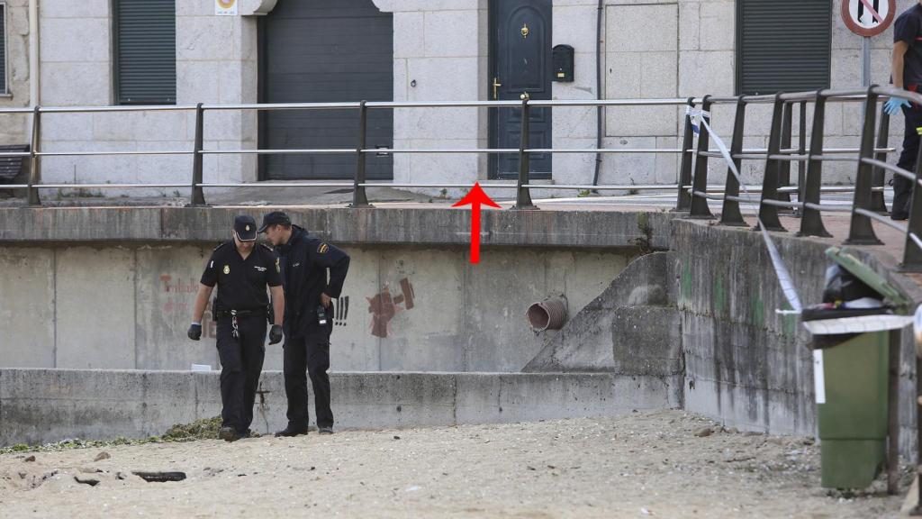 El punto desde el que orinó El Luna. Dani estaba en la arena con otros amigos y subió por la rampa a afearle la conducta. Al día siguiente de lo ocurrido, los policías investigan los hechos.