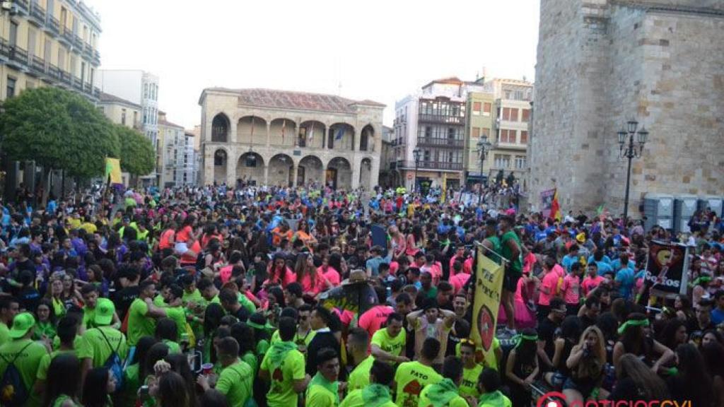 Peñistas en la Plaza Mayor en San Pedro