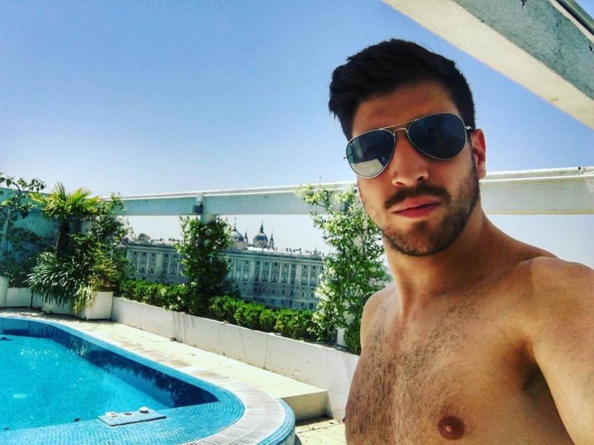 David Blanco mostrando la piscina del ático.