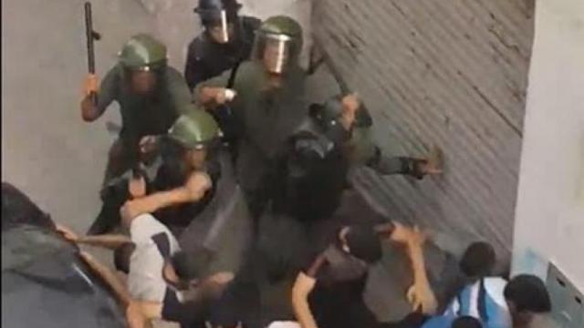 Palos y gases lacrimógenos: asi actúa la policía marroquí contra los manifestantes del Rif