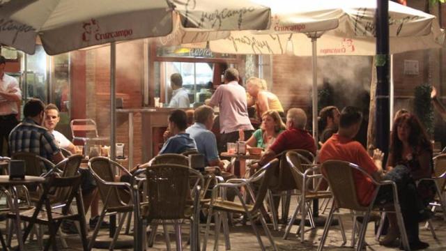 Varias personas disfrutan de la terraza de un bar