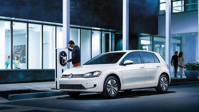 Volskwagen e-Golf en su proceso de carga