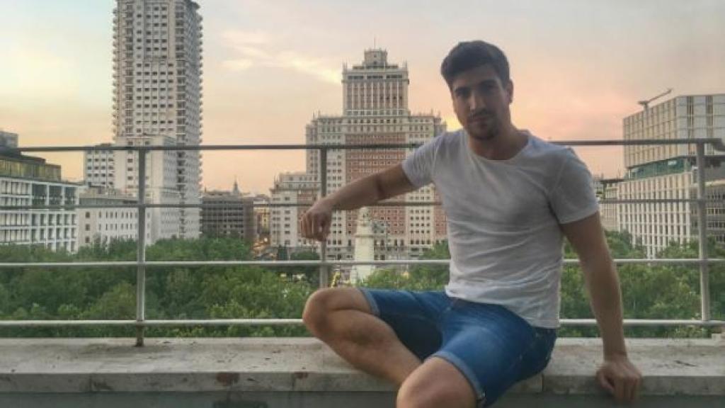 David Blanco, el marido de Alejandro Amenábar, con la Plaza de España a sus espaldas.
