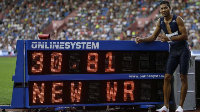 Van Niekerk posa al lado del marcador donde reluce su récord de 300.