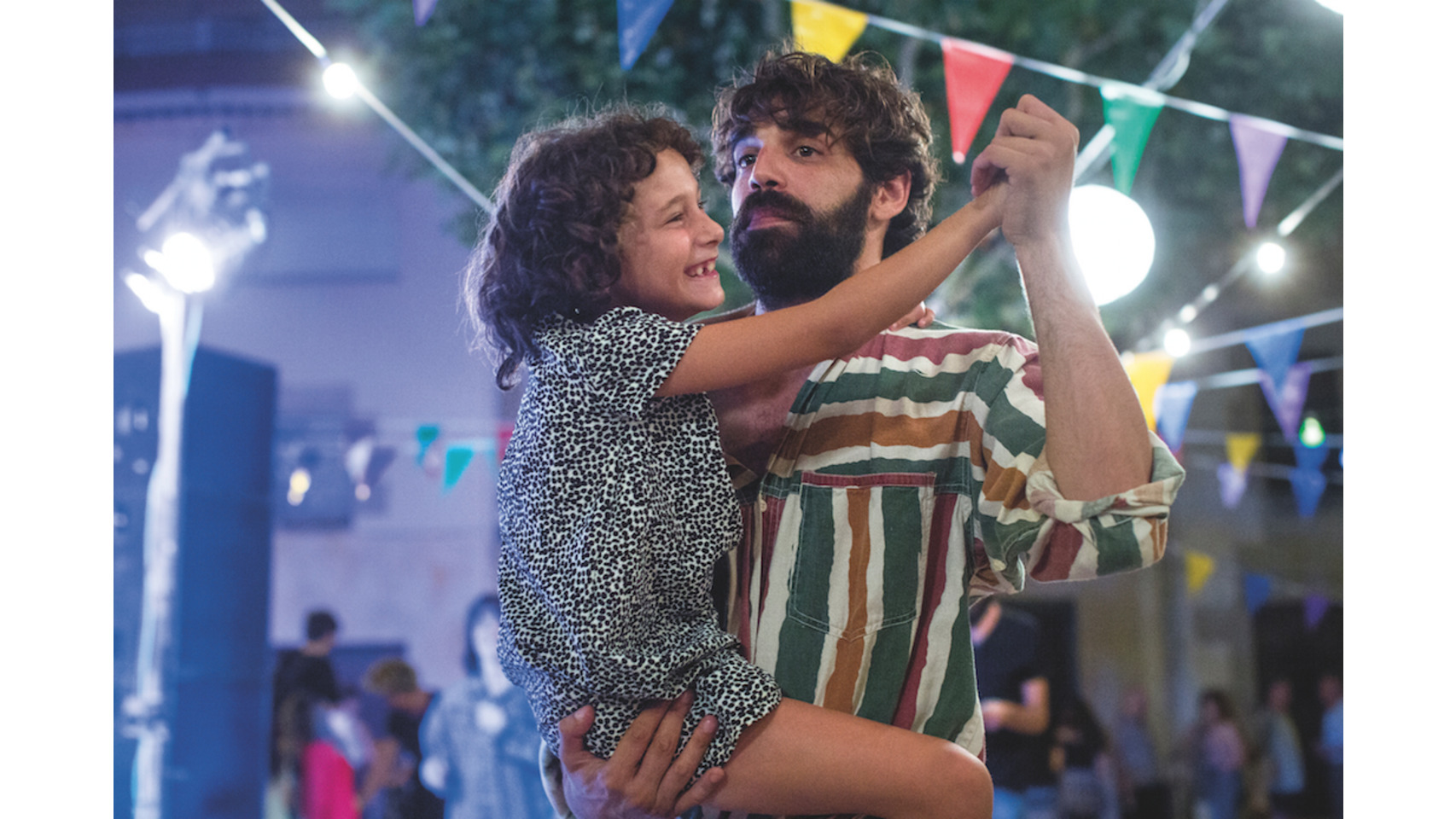 Fotograma de la película. Frida con su tío.