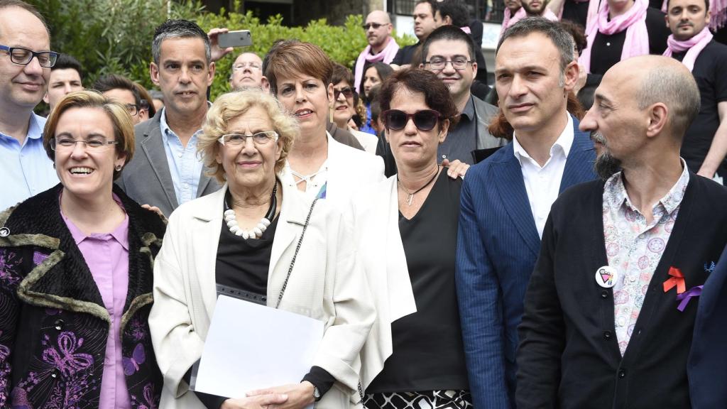 El marido de Pedro Zerolo y sus tres hermanos en la inauguración de la Plaza Pedro Zerolo.