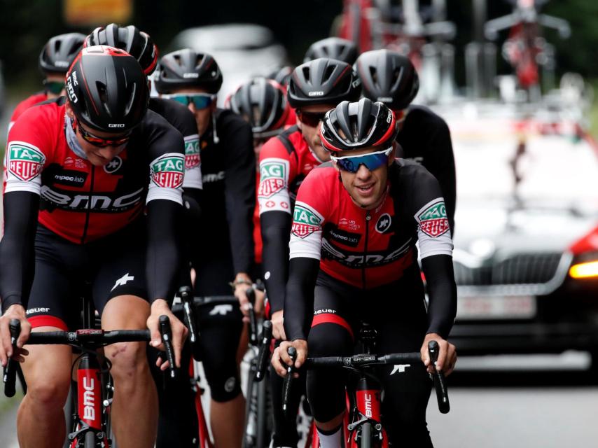 Richie Porte, sonriente, en un entrenamiento en los alrededores de Düsseldorf junto al equipo BMC.