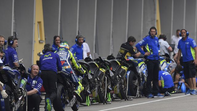 Valentino Rossi entra a cambiar de moto en la carrera 'flag to flag' en Sachsenring, la pasada temporada.