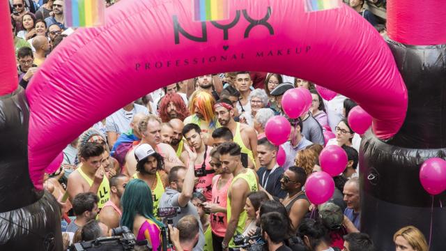 La línea de meta de la carrera de tacones en el Orgullo.