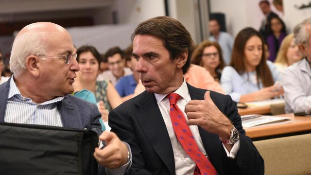 El director de FAES, Javier Zarzalejos (i), y José María Aznar, en la inauguración del curso.