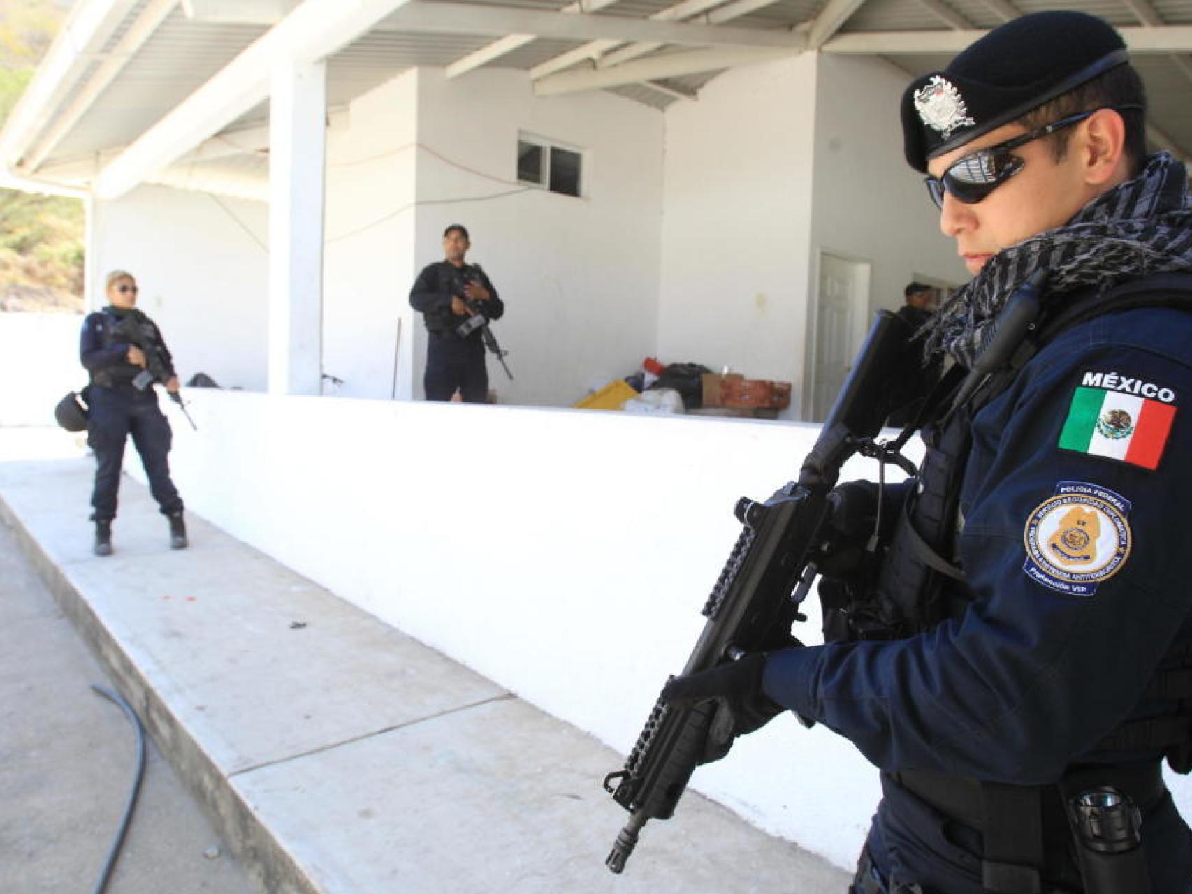 La policía a menudo pide dinero a los ciudadanos.