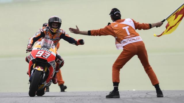 Marc Márquez celebrando su victoria en Alemania.