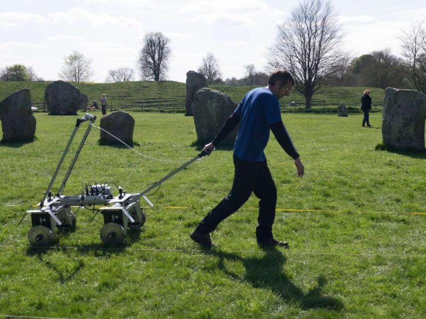 El arqueólogo realiza el trabajo de resistencia sobre la tierra.