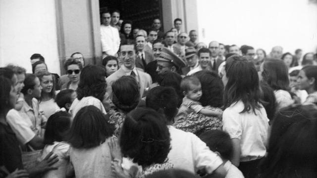 Manolete rodeado por una multitud en Córdoba