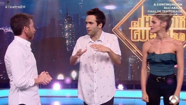 Ricardo Gómez y Amaia Salamanca junto a Pablo Motos en uno de los momentos de El Hormiguero.
