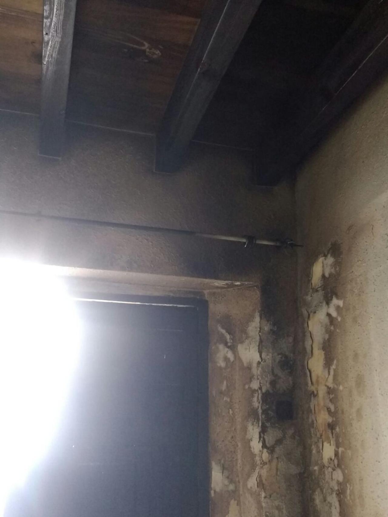 Interior de la casa de las hermanas, quemada por Manuel González, 'el loco el chándal'.