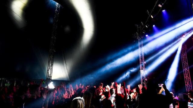 Personas bailando en el festival el pasado 29 de junio.