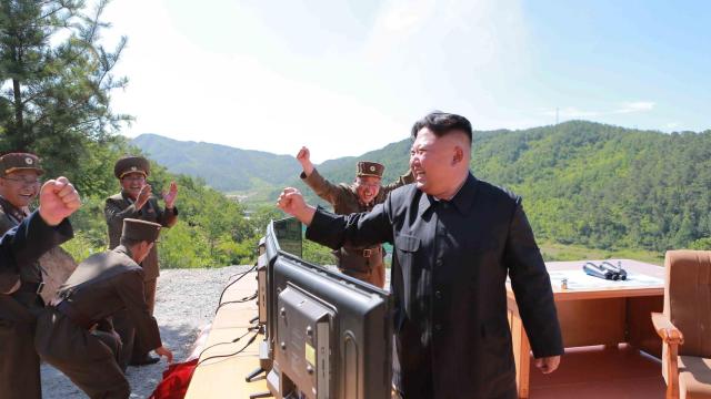 Kim Jong-un celebra el lanzamiento del misil.