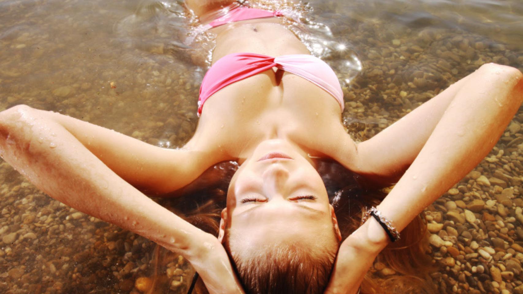 Una mujer al sol, aunque quizás sea alérgica y no lo sepa.