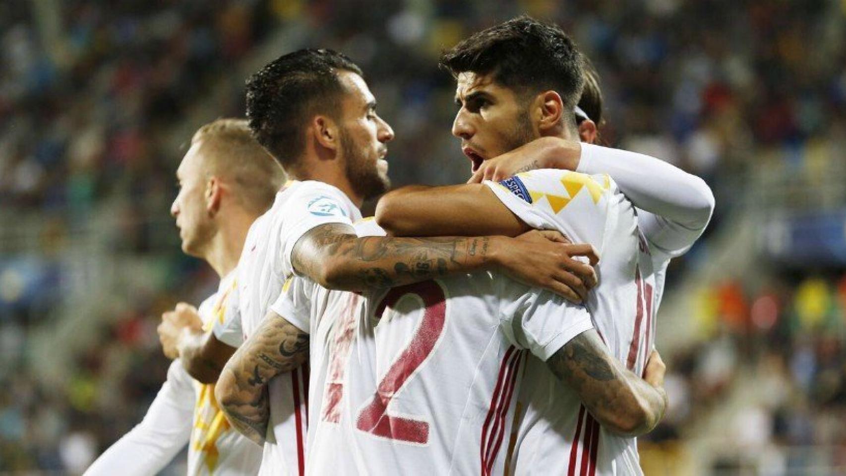 Ceballos y Asensio celebran junto a sus compañero un gol durante el Europeo