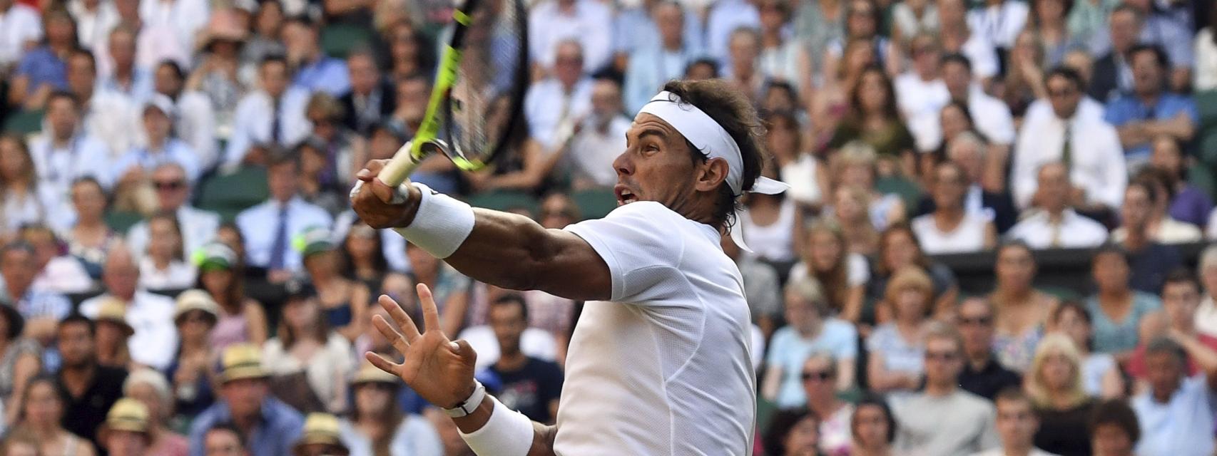 Nadal, tirando con su derecha en la segunda ronda de Wimbledon.