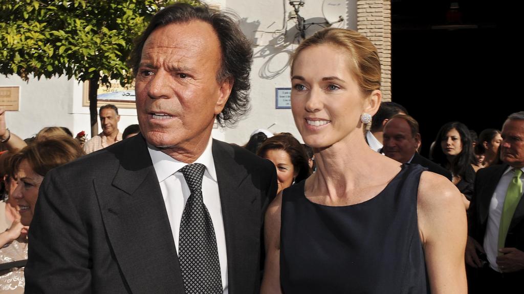 Julio Iglesias y Miranda Rijnsburger, en una imagen de archivo.