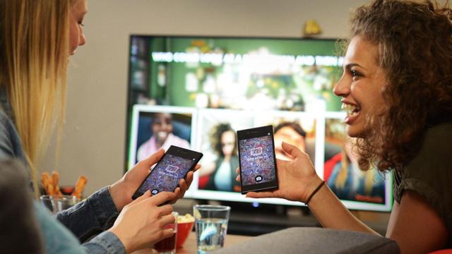 Risas con los amigos en el salón de casa con '¡Has sido tú!' para PlayLink