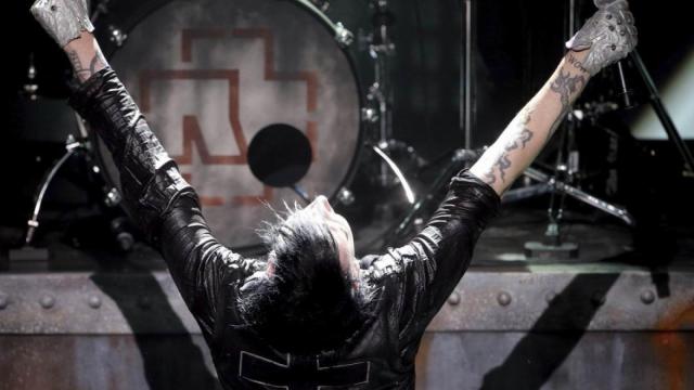 El líder de Rammstein en un concierto.