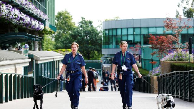 Seguridad en Wimbledon antes del inicio del torneo.