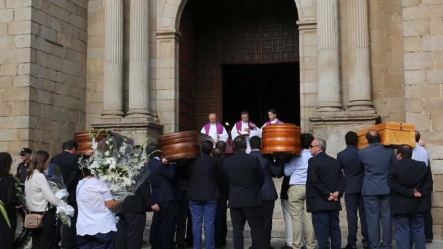 Los féretros de la familia que falleció este jueves en Barranco de Hoyos (Jerte) han sido enterrados esta misma tarde.