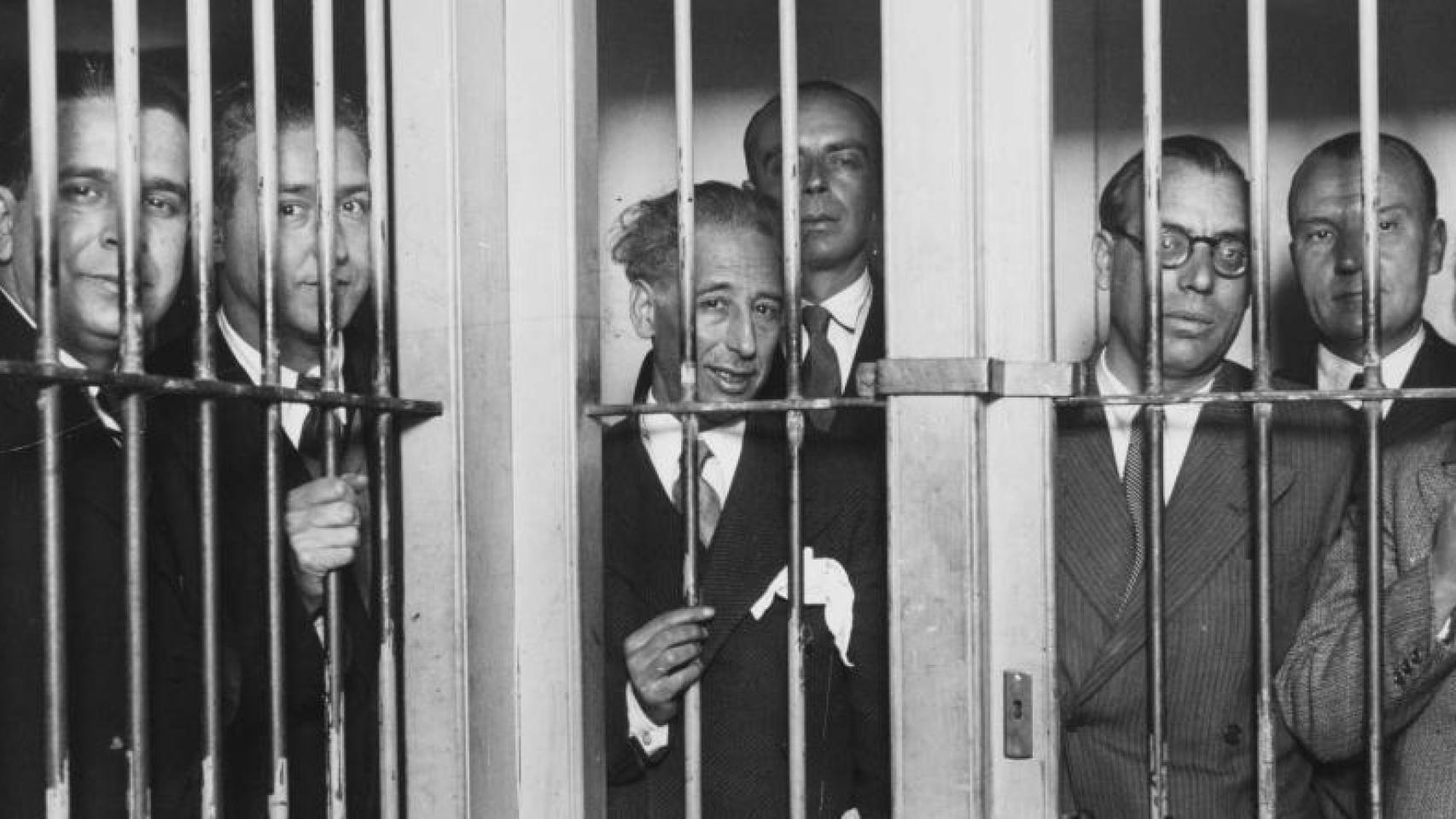 Lluís Companys, en el centro, entre rejas tras la intentona golpista de octubre de 1934.