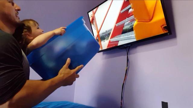 Padre sujetando a su hija