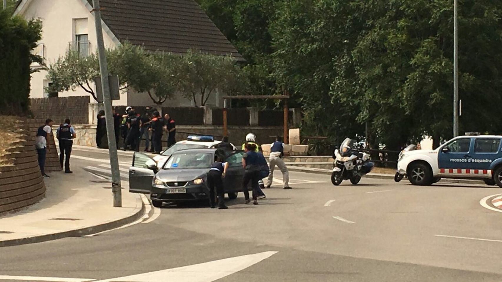 Los agentes tratan de neutralizar al atacante