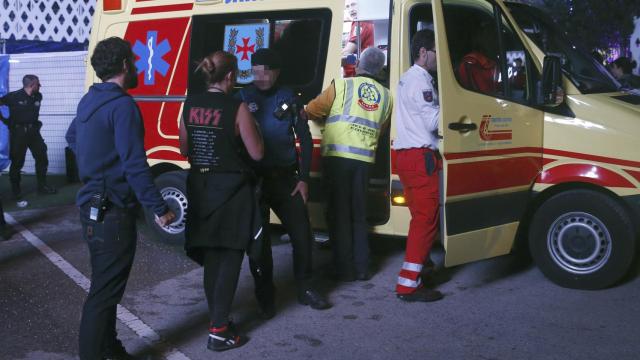 Los servicios de emergencia introducen al artista en la ambulancia