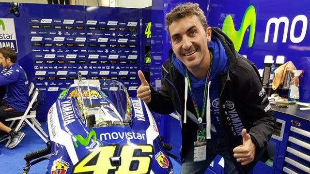 Enric Saurí junto a la moto de Valentino Rossi en Cheste 2016.
